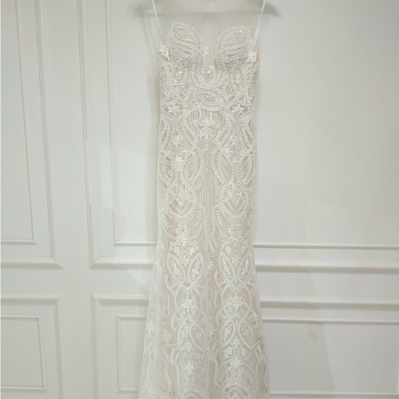 Wedding dress - Picture 3 of 8